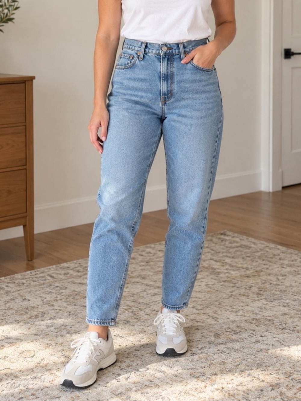 Levi’s High Waisted Mom Jeans Light Wash Blue Women 27 Minimalist Casual Y2K 90s